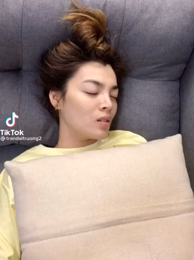 Mới đây, dân mạng truyền tay nhau đoạn clip ghi lại nhan sắc chưa qua son phấn hay lớp make up nào của người đẹp chuyển giới Phùng Trương Trân Đài.