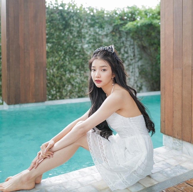 Nhờ việc uống nước ép hoa quả, giúp Anungiảm cân và trẻ hóa làn da, giúp. Bởi vậy, ai ngắm hot girl Thái Lan cũng phát hờn bởi làn da “phát sáng”, đầy sức sống dù thường xuyên chụp hình ngoài trời.