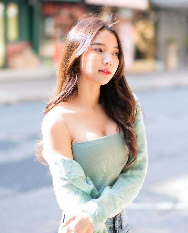 Một trong những đặc điểm nhận dạng Anun Sasinun là mái tóc dài luôn mượt mà, óng ả suốt nhiều năm từ khi nổi tiếng. Để có được mái tóc suôn mượt, hot girl 9x thường xuyên ủ tóc với dầu dừa hoặc dầu oliu kết hợp trứng gà.