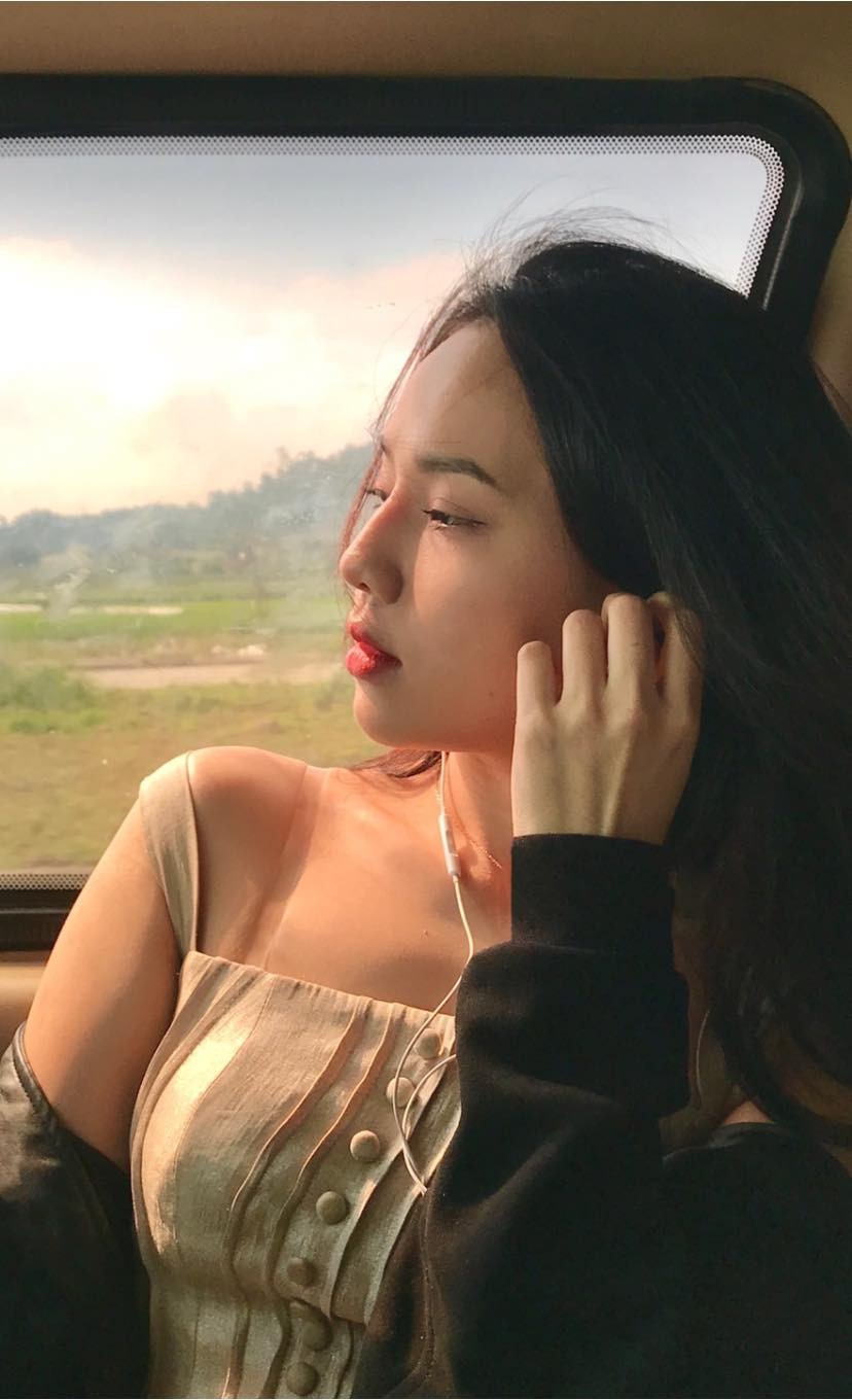 Kể từ sau khi bức ảnh dừng uống nước thôi cũng đẹp, Facebook và Instagram của Quỳnh Trang hiện tại có lượt theo dõi đáng kể.