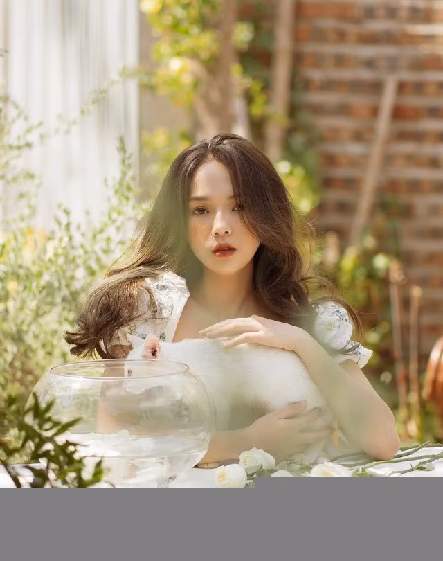 Với nhan sắc của mình, Quỳnh Trang tự làm người mẫu cho chính shop bán hàng quần áo online của mình và em gái.