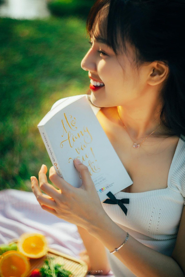 Mặc dù xuất thân là sinh viên khoa Triết nhưng hot girl Nghệ An lại muốn trở thành phóng viên, biên tập viên theo truyền thống của gia đình.