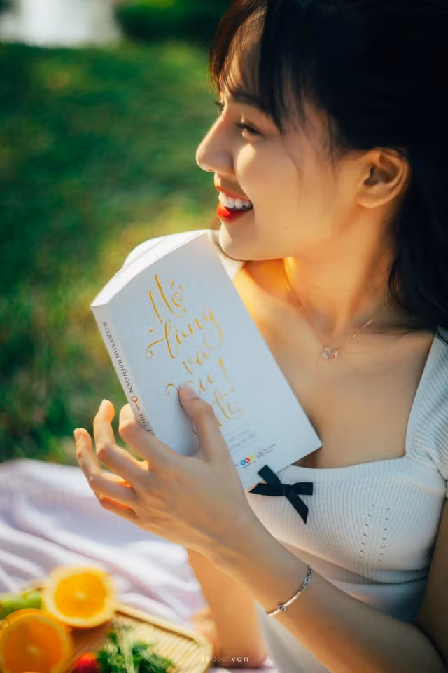 Mặc dù xuất thân là sinh viên khoa Triết nhưng hot girl Nghệ An lại muốn trở thành phóng viên, biên tập viên theo truyền thống của gia đình.