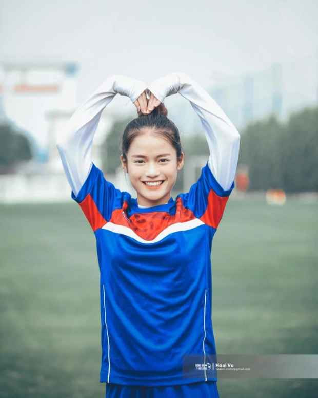 Thời còn khoác áo U19 Việt Nam cô nàng cùng Trần Thị Duyên, Tú Anh... là những gương mặt nổi bật với nhan sắc xinh đẹp trên sân cỏ