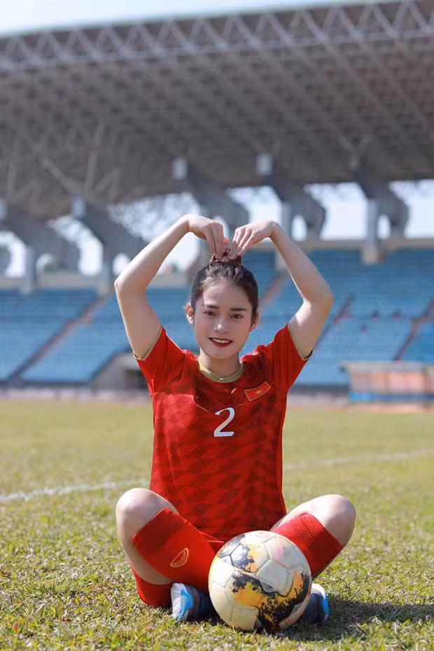 Cựu nữ cầu thủ của U19 Việt Nam sở hữu gương mặt thanh tú với đường nét rất tự nhiên