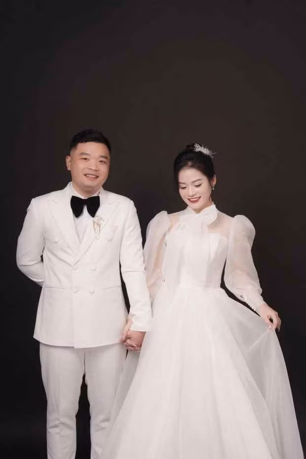 Theo tìm hiểu, nửa kia của cựu cầu thủ U19 nữ Việt Nam là Nguyễn Xuân Hòa quê ở Hà Nội