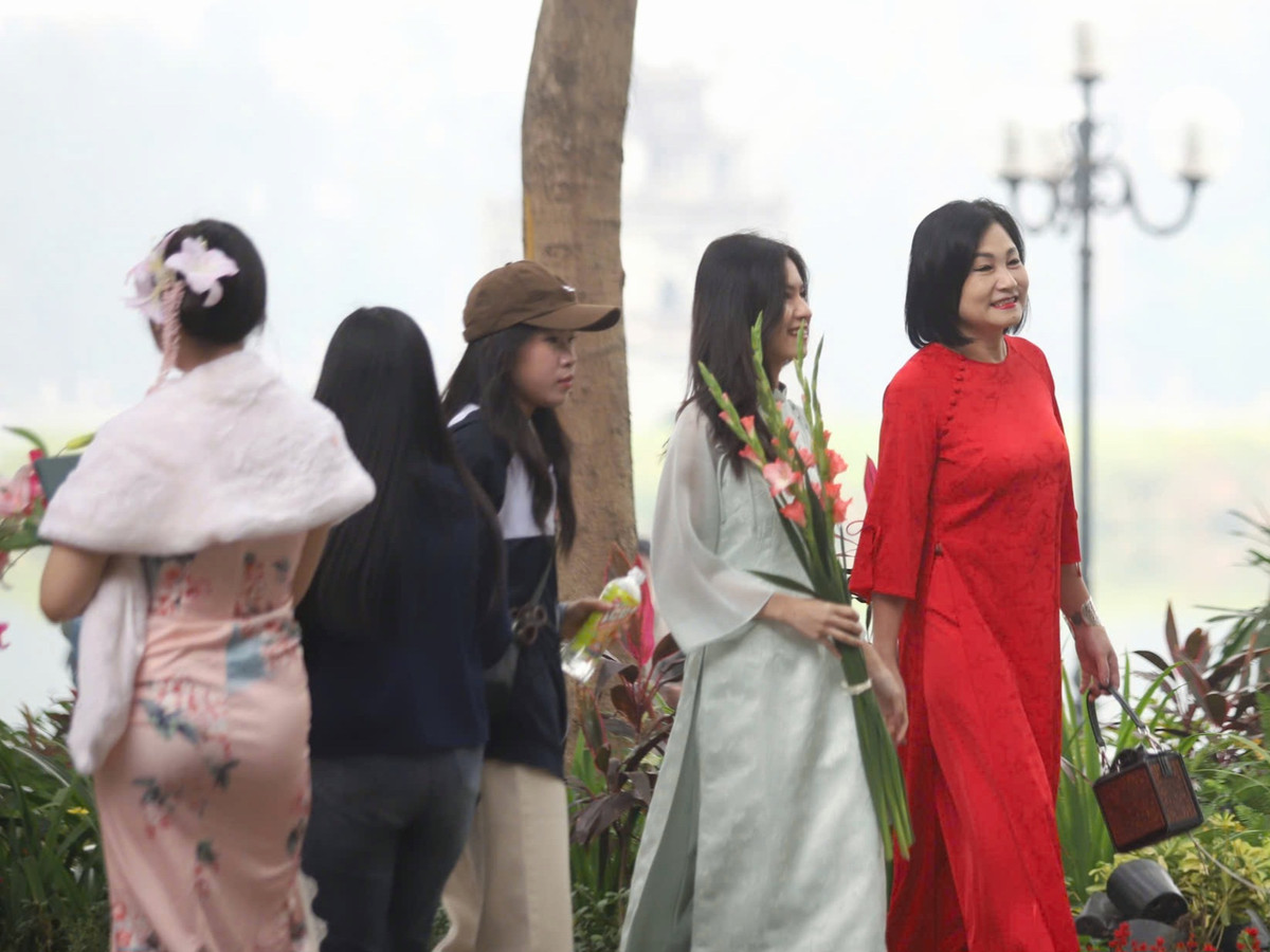 Đường ven hồ gươm được trồng nhiều hoa, đặt nhiều cây đào lớn, hoa nở đỏ rực, là nơi thích hợp để người dân vui chơi chụp ảnh lưu niệm trong những ngày đầu năm mới Ất Tỵ.