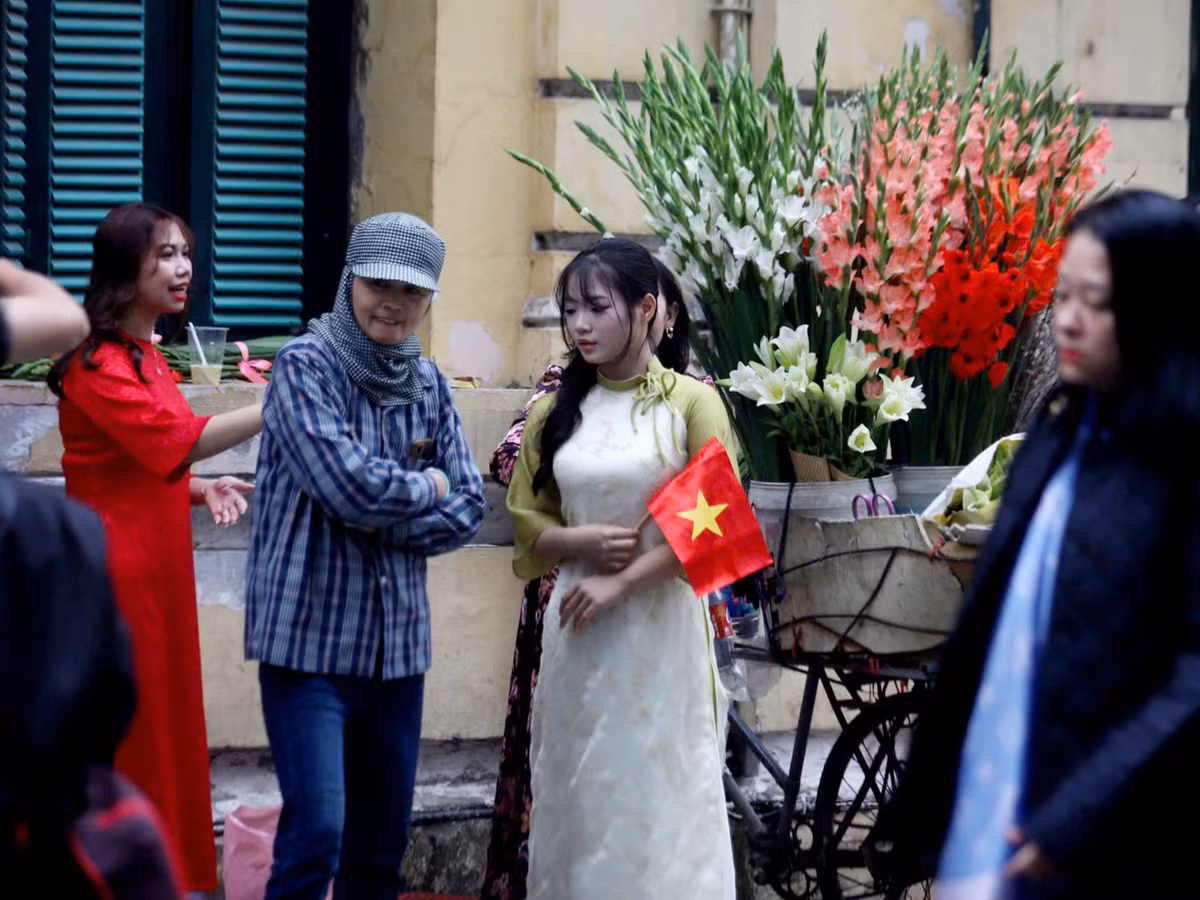 Để tăng thêm sự rực rỡ, nhiều xe hoa tranh thủ phục vụ các nàng thơ sống ảo.