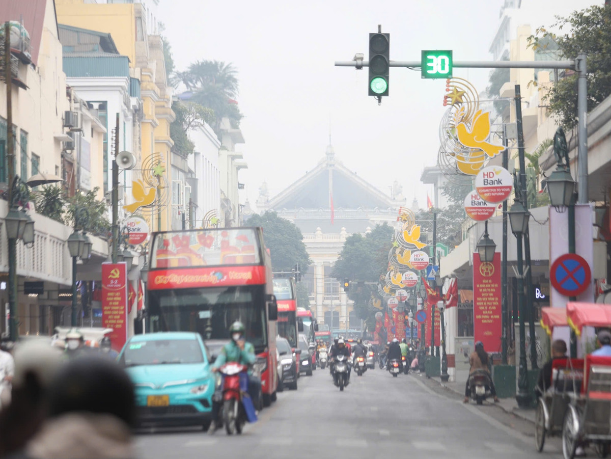 Tại khu vực hồ Gươm, lượng người dân đổ về vui chơi đông đúc, tăng từng giờ. Hiện phố đi bộ chưa hoạt động, các loại phương tiện giao thông vẫn được phép đi lại.