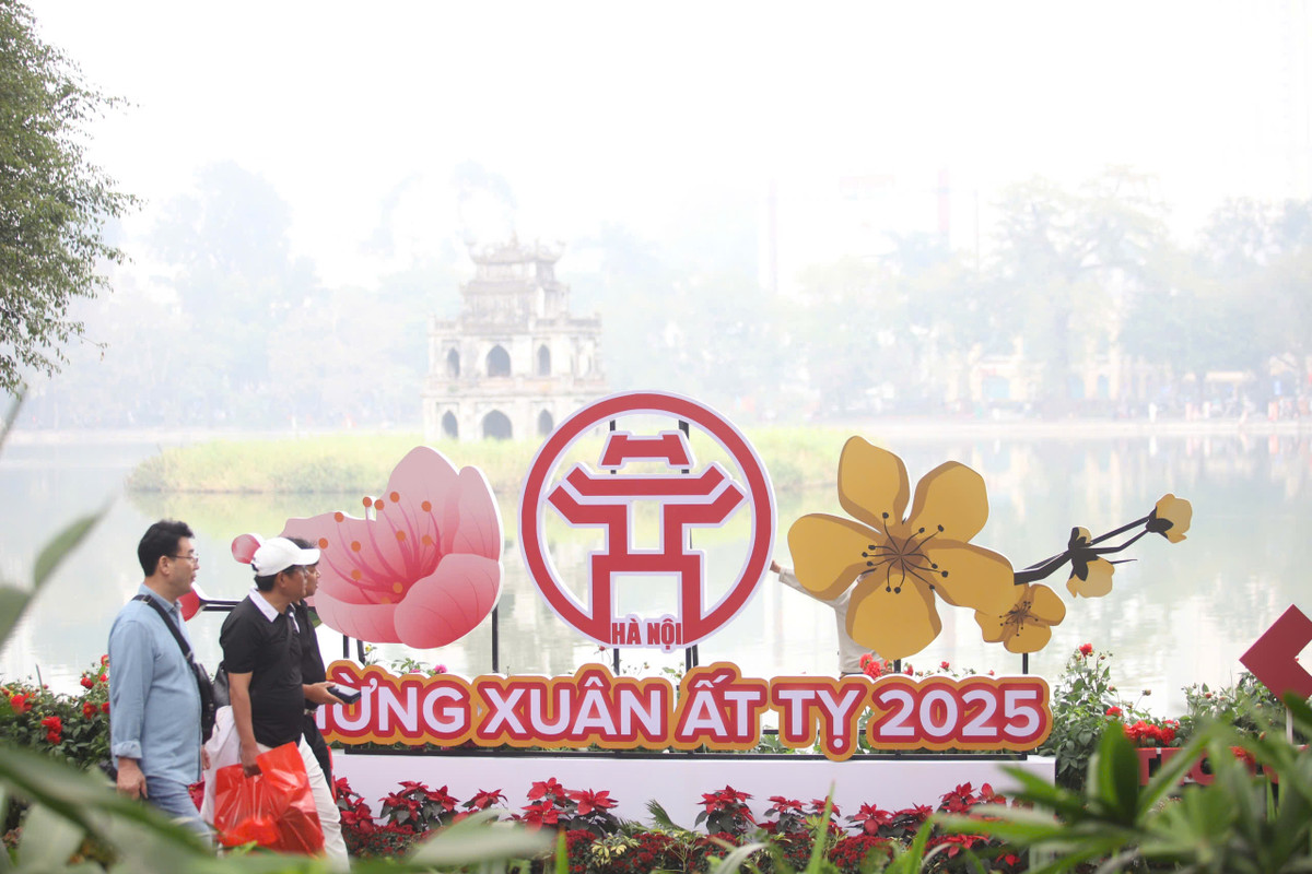 Khu vực quanh hồ Gươm được trang trí rực rỡ giúp người dân có nhiều góc check-in sống ảo.