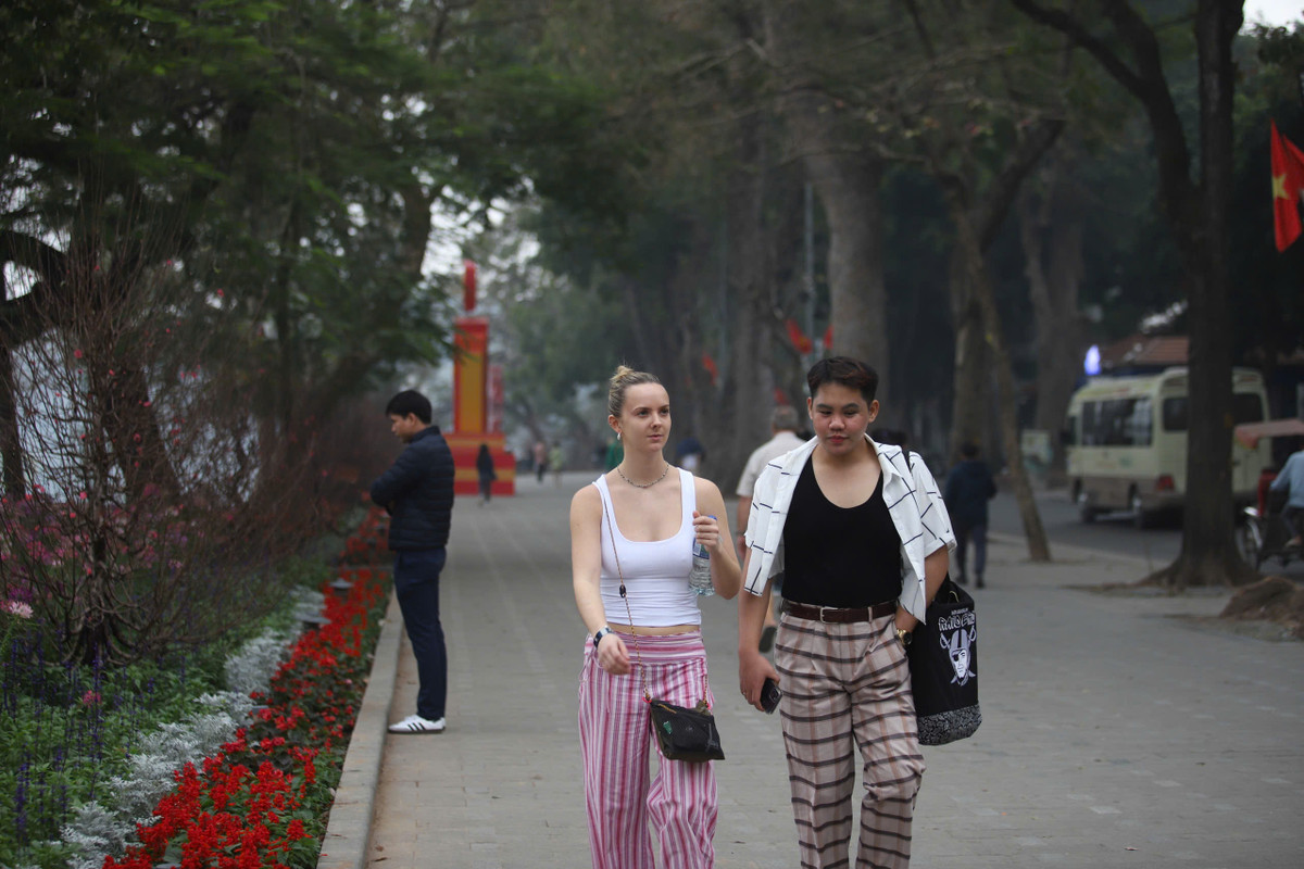 Thời tiết Hà Nội trong những ngày Tết khá thuận lợi, nắng nhẹ đã giúp người dân thêm tích cực ra đường du Xuân.