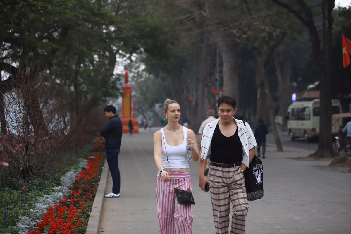 Thời tiết Hà Nội trong những ngày Tết khá thuận lợi, nắng nhẹ đã giúp người dân thêm tích cực ra đường du Xuân.