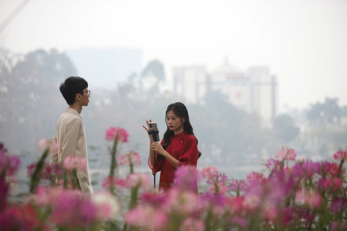 Nhiều nàng thơ tranh thủ chụp ảnh khi đi du Xuân cùng gia đình.