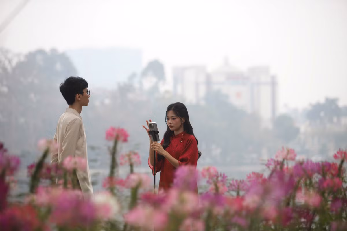 Nhiều nàng thơ tranh thủ chụp ảnh khi đi du Xuân cùng gia đình.