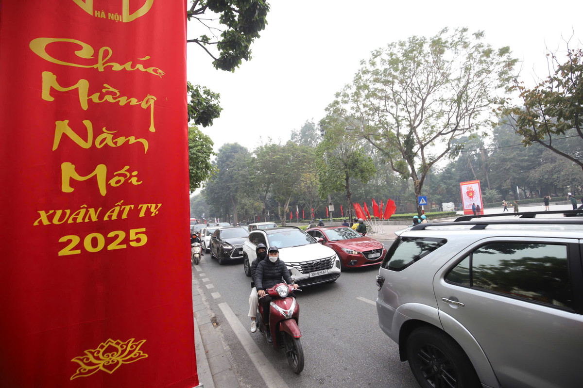 Đường sá dễ đi lại càng làm tăng thêm hưng phấn trong những chuyến du xuân đầu năm mới.