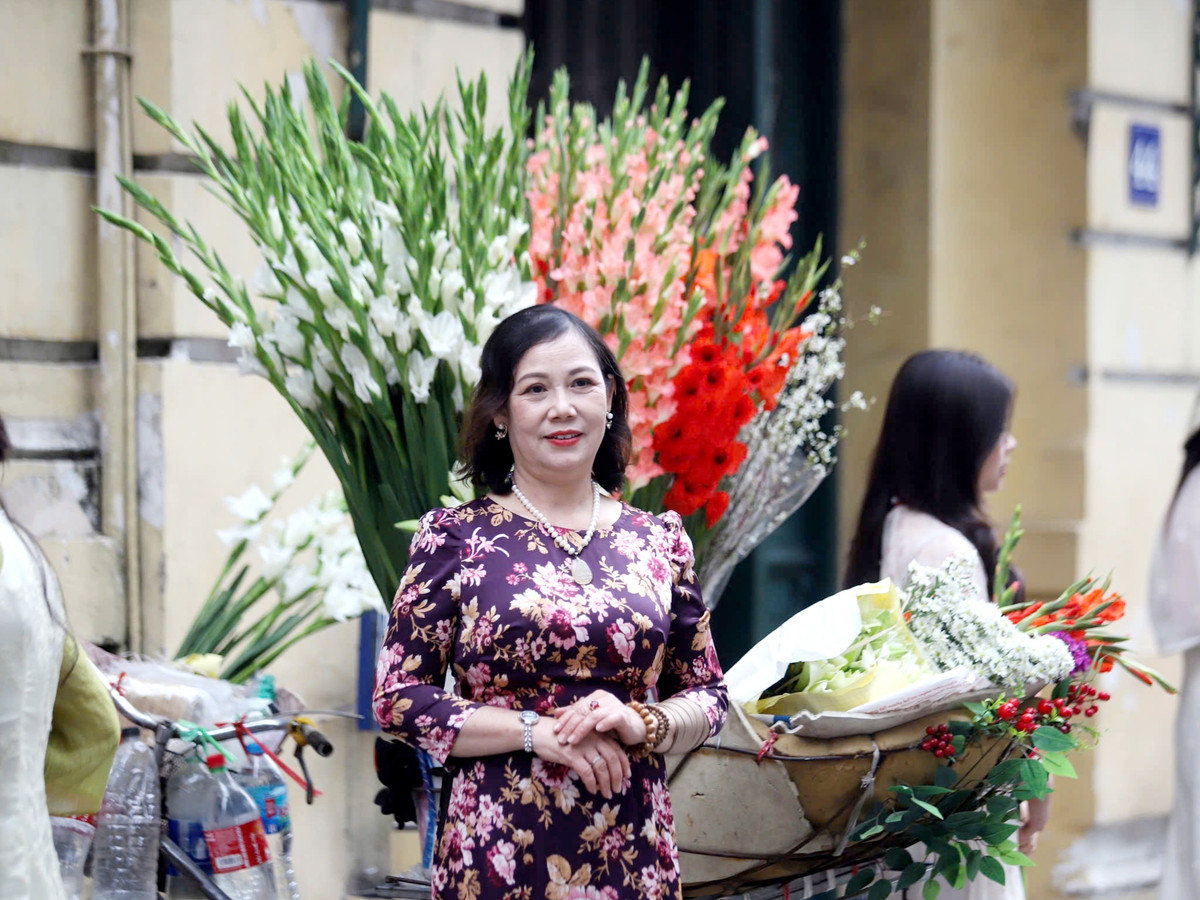 Thời tiết ngày mùng 4 Tết Ất Tỵ được dự báo ấm áp, không mưa, nằm trong khung nhiệt độ lý tưởng để hoạt động ngoài trời. Ảnh chụp dòng người đi du xuân đông đúc ven hồ Gươm tại đoạn phố Đinh Tiên Hoàng.