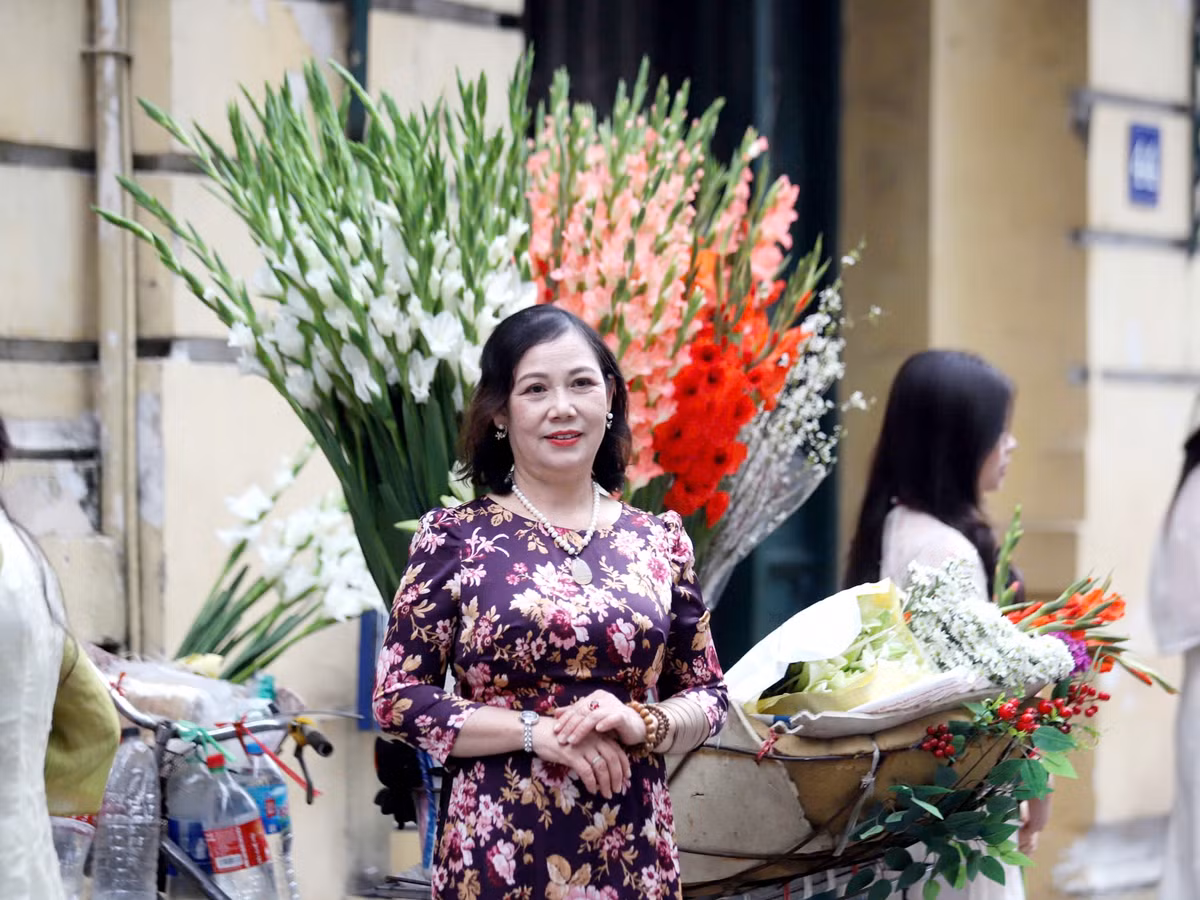 Thời tiết ngày mùng 4 Tết Ất Tỵ được dự báo ấm áp, không mưa, nằm trong khung nhiệt độ lý tưởng để hoạt động ngoài trời. Ảnh chụp dòng người đi du xuân đông đúc ven hồ Gươm tại đoạn phố Đinh Tiên Hoàng.