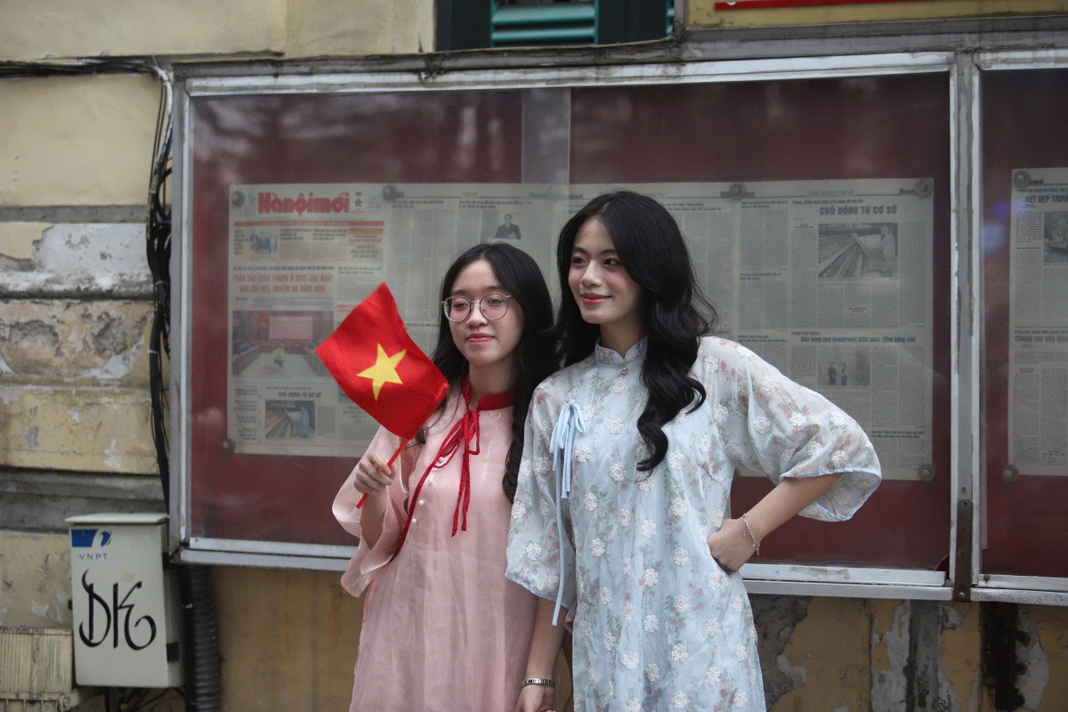 Góc bảng tin báo Hà Nội mới.