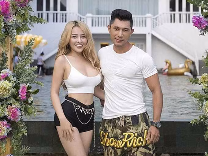 Ngân 98 trải lòng: "Gia đình Ngân và chú Quang không đồng ý việc sinh con nhờ thụ tinh nhân tạo nhưng 2 đứa vẫn làm theo ý mình. Dự định xin giống thì vẫn giữ nguyên nhưng Ngân có thay đổi một chút là mình sẽ thuê người đẻ luôn. Hiện giờ có một công nghệ rất là hay, thuê người sinh nhưng vẫn mang ADN của Ngân. Thời gian tới thì cả 2 sẽ đi lưu diễn khá nhiều nên sau chuyến này sẽ bắt tay vào làm luôn".