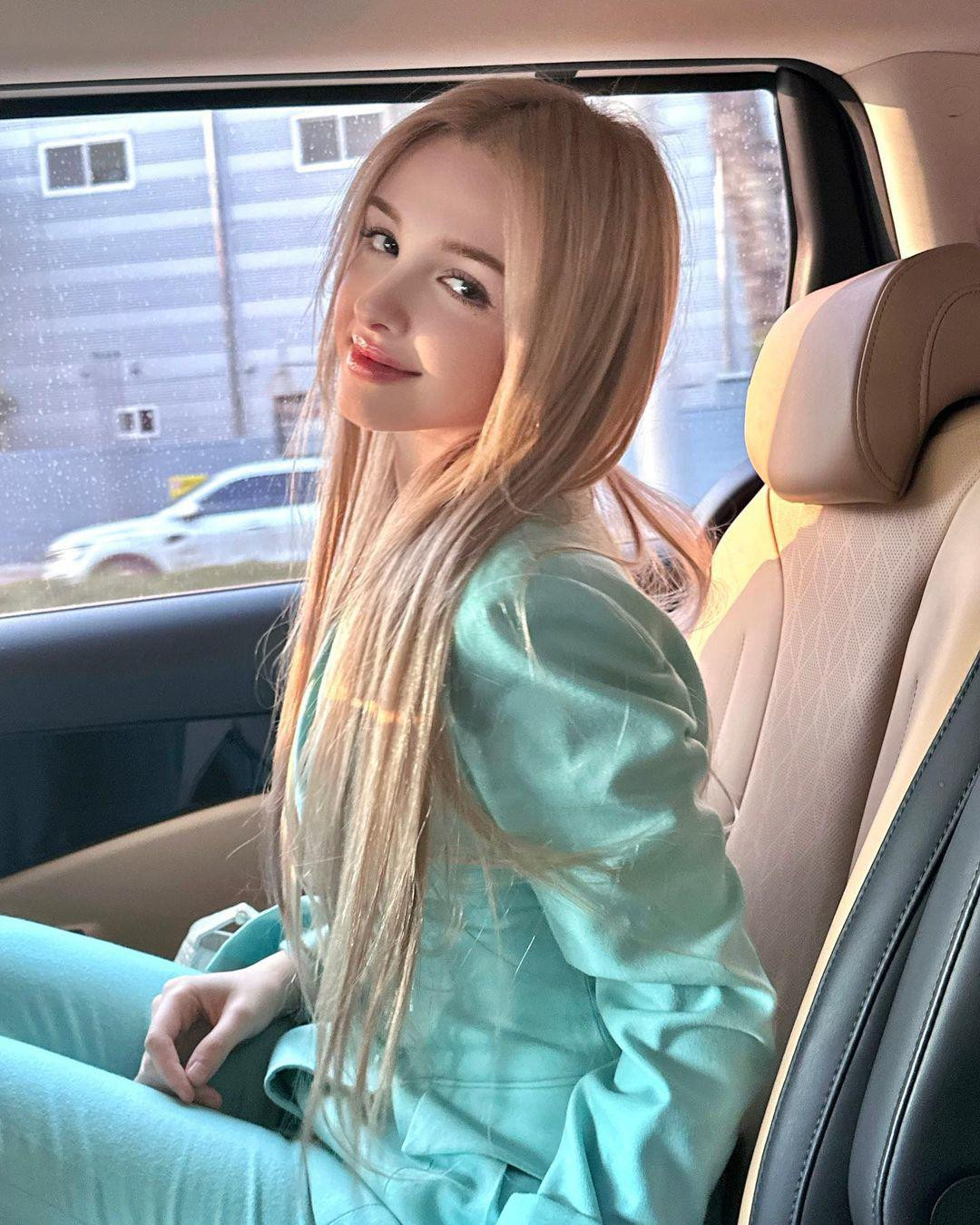 Karimova Elina khẳng định các đường nét trên gương mặt của mình là hoàn toàn tự nhiên, không hề can thiệp dao kéo.