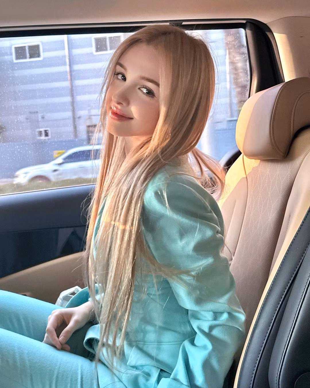 Karimova Elina khẳng định các đường nét trên gương mặt của mình là hoàn toàn tự nhiên, không hề can thiệp dao kéo.