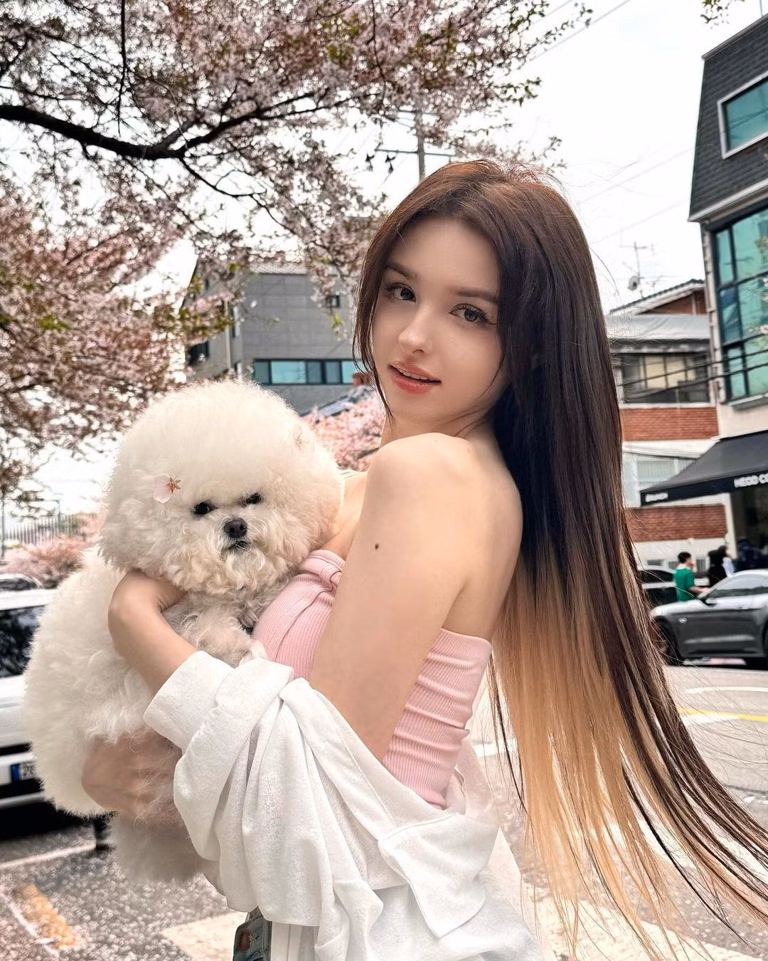 Thời gian qua, gái xinh lai Nga - Uzbekistan đắt show làm mẫu ảnh, thời trang, đồng thời quảng cáo cho nhiều thương hiệu mỹ phẩm lớn tại Hàn Quốc.