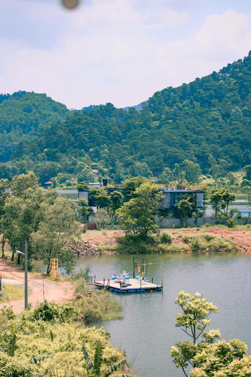 Hồ Đồng Đò là địa điểm du lịch ngắn ngày đầy lý tưởng, nằm ngay ở ngoại thành Hà Nội. Nơi đây đang được rất nhiều du khách săn lùng và ghé đến. Giữa guồng quay tất bật của cuộc sống, đôi khi chúng ta quên mất rằng phải dành cho bản thân những giây phút thư giãn, nghỉ ngơi.