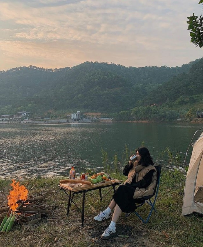 Ngoài ra, hiện nay đang có tình trạng mọi người tự làm xấu đi bản chất của cắm trại. Vẫn nhiều người chưa ý thức được việc giữ gìn vệ sinh sau khi cắm trại xong. Vậy nên, để chung tay bảo vệ môi trường – nhất là đối với những nơi thiên nhiên còn hoang sơ như hồ Đồng Đò