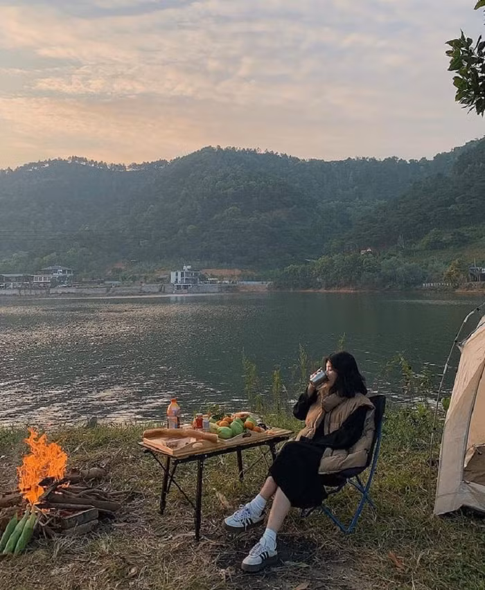 Ngoài ra, hiện nay đang có tình trạng mọi người tự làm xấu đi bản chất của cắm trại. Vẫn nhiều người chưa ý thức được việc giữ gìn vệ sinh sau khi cắm trại xong. Vậy nên, để chung tay bảo vệ môi trường – nhất là đối với những nơi thiên nhiên còn hoang sơ như hồ Đồng Đò