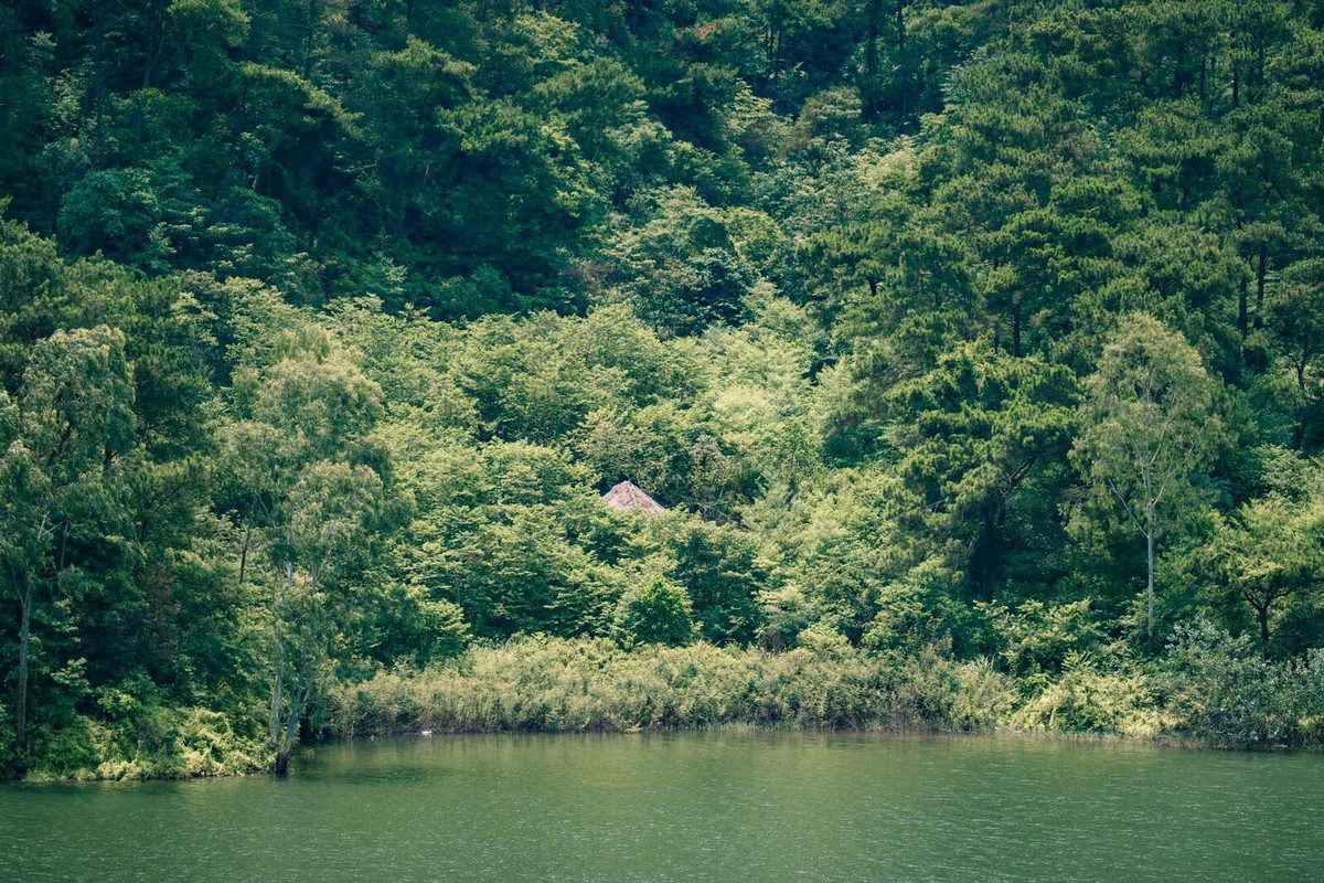 Diện tích hồ tương đối lớn, có chiều rộng lên tới 60 ha và chiều dài hơn 2km. Nhờ vậy mà không khí ở đây vô cùng trong lành, dễ chịu. Chính vì thế nên nơi đây đang trở thành địa điểm thu hút nhiều du khách. Nơi đây sẽ cho mọi người cảm giác thật thoải mái và thư giãn, sau chuỗi ngày làm việc vất vả.