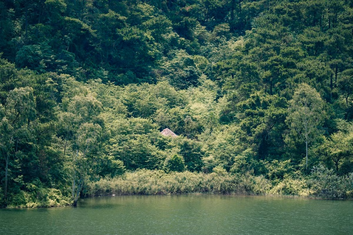 Diện tích hồ tương đối lớn, có chiều rộng lên tới 60 ha và chiều dài hơn 2km. Nhờ vậy mà không khí ở đây vô cùng trong lành, dễ chịu. Chính vì thế nên nơi đây đang trở thành địa điểm thu hút nhiều du khách. Nơi đây sẽ cho mọi người cảm giác thật thoải mái và thư giãn, sau chuỗi ngày làm việc vất vả.