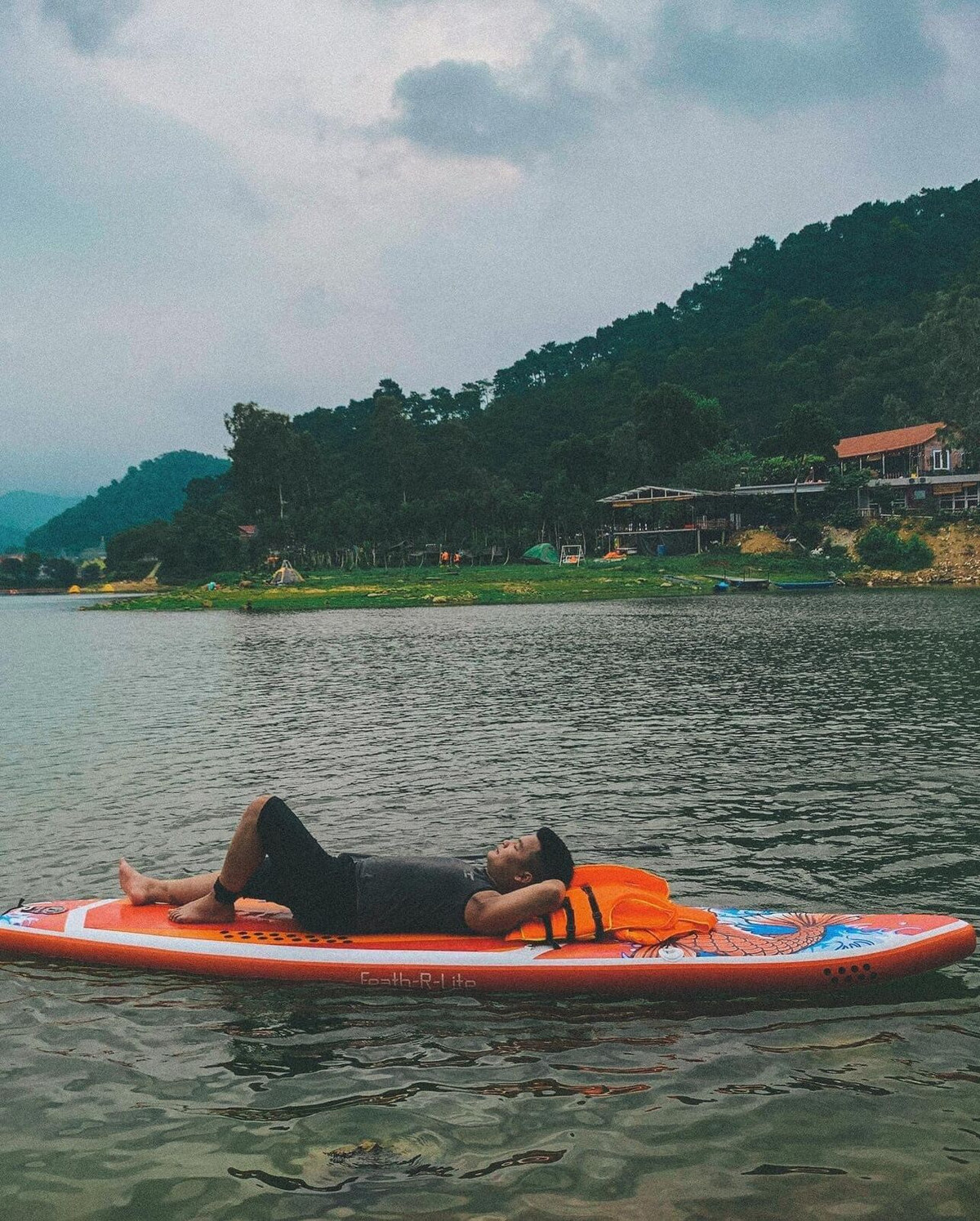 Khi ngồi trên chiếc thuyền SUP, bạn có thể tự mình chèo lái để khám phá mặt hồ Đồng Đò rộng đến 60 ha. Hay tận hưởng những phút giây bềnh, thư giãn giữa làn nước phẳng lặng. Chèo ra giữa hồ, hít thở không khí trong lành, ngắm nhìn mây trời cùng cảnh sắc thiên nhiên tuyệt đẹp tại nơi đây.