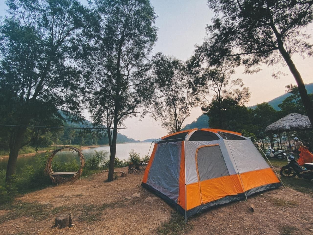 Các dụng cụ cắm trại và BBQ có thể thuê tại hồ nên bạn không cần phải chuẩn bị trước. Giá lều ở đây khá hợp lí, dao động trong khoảng 80 – 150.000 đồng. Đối với dụng cụ nướng thì từ 5 – 100.000 đồng, tùy theo nhu cầu của bạn.