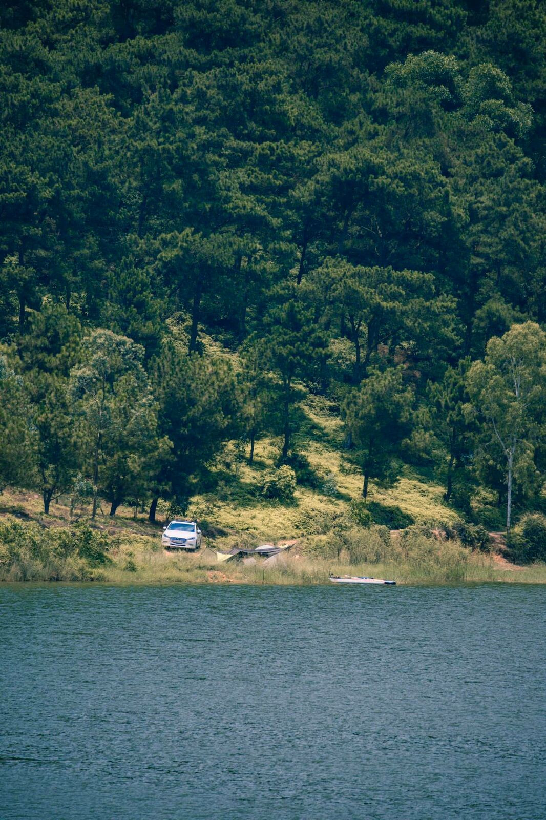 Hồ Đồng Đò nằm trải dài sâu trong thung lũng. Hai bên là khung cảnh núi đồi đầy hùng vĩ. Xung quanh được phủ xanh bởi rừng thông bạt ngàn, tạo nên vẻ đẹp hoang sơ và bình yên hút hồn lữ khách khi tới đây.