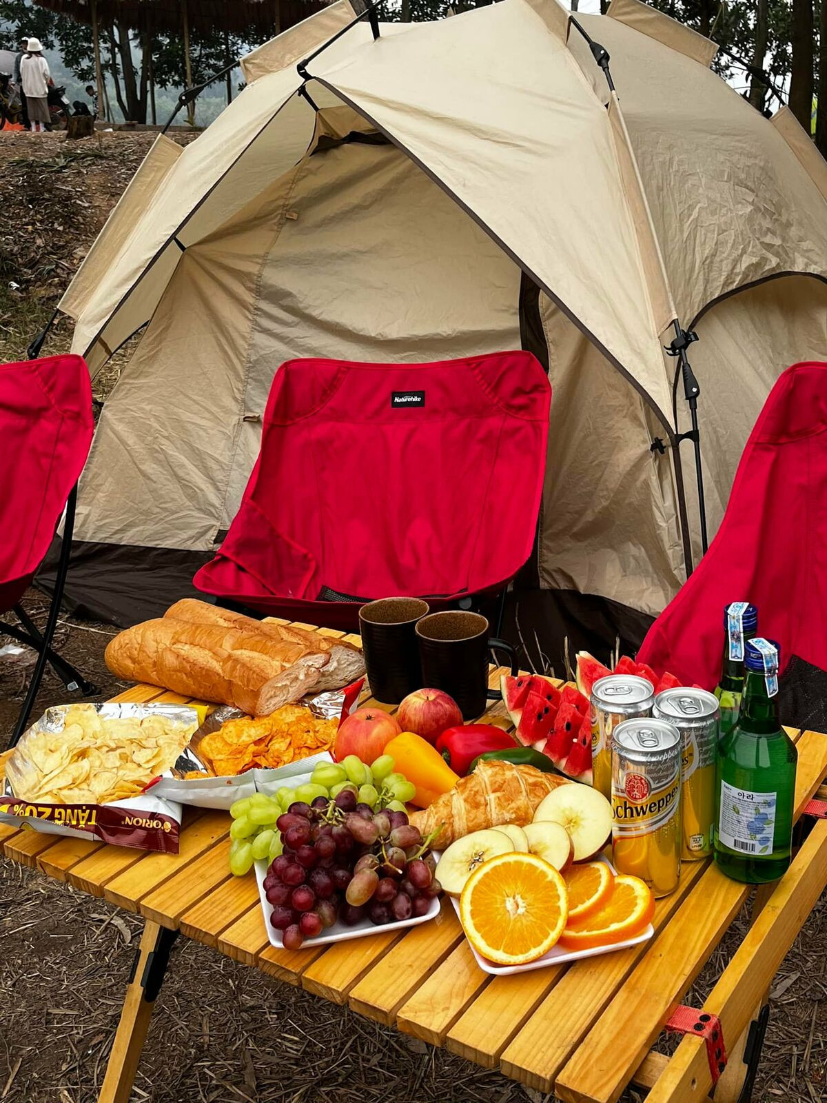 Các bạn nên đến điểm cắm trại sớm (trước khi trời tối) để đủ thời gian chuẩn bị vị trí đẹp. Nhằm đảm bảo sự thuận tiện cũng như an toàn cho bản thân và những người xung quanh, bạn cũng cần mang theo các vật dụng cần thiết. Ví dụ như đèn pin, đồ ăn, đèn bắt muỗi, sạc dự phòng, đồ dùng y tế, thuốc chống muỗi…