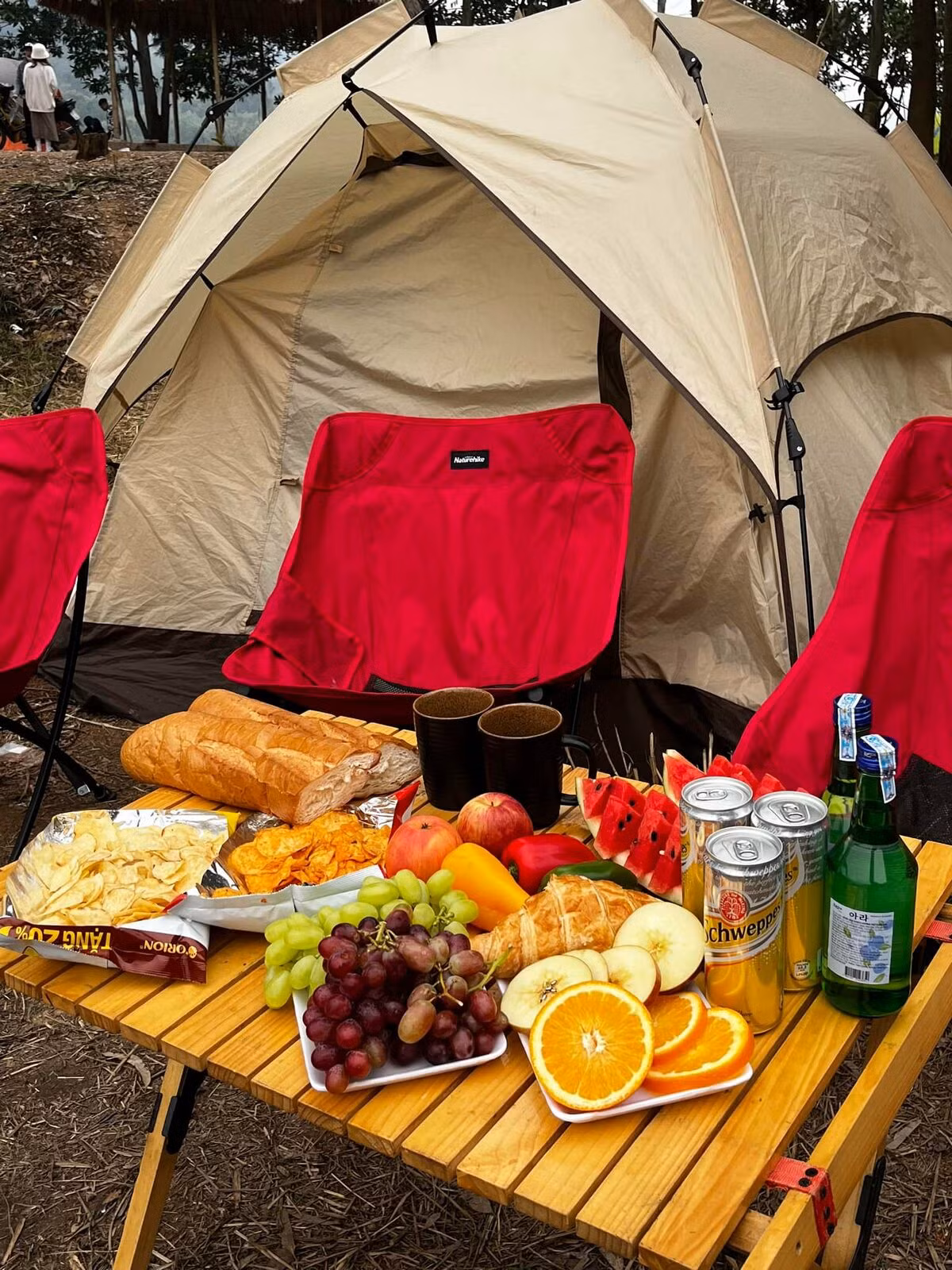 Các bạn nên đến điểm cắm trại sớm (trước khi trời tối) để đủ thời gian chuẩn bị vị trí đẹp. Nhằm đảm bảo sự thuận tiện cũng như an toàn cho bản thân và những người xung quanh, bạn cũng cần mang theo các vật dụng cần thiết. Ví dụ như đèn pin, đồ ăn, đèn bắt muỗi, sạc dự phòng, đồ dùng y tế, thuốc chống muỗi…