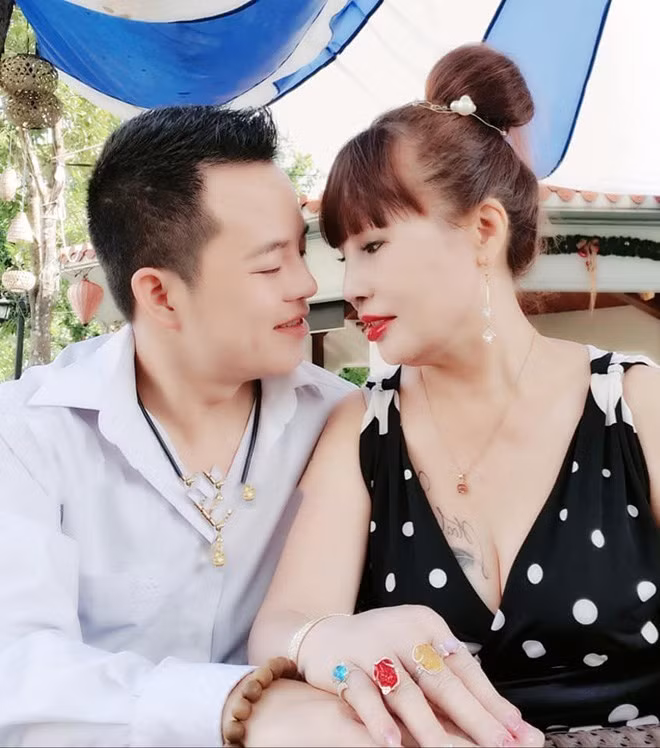 Hiện tại, Thu Sao và Hoa Cương đang dành phần lớn thời gian cho việc kinh doanh, buôn bán. Cặp đôi cũng cố gắng từng chút một để hoàn thiện căn nhà nhỏ của riêng mình.