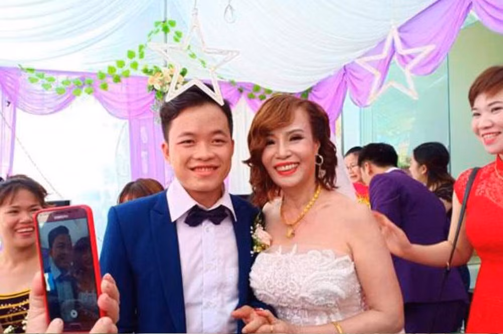 Đến nay, cuộc sống hôn nhân của “ cô dâu 62 tuổi lấy chồng kém 36 tuổi” ở Cao Bằng vẫn đang được dân tình hết mực quan tâm, theo dõi.