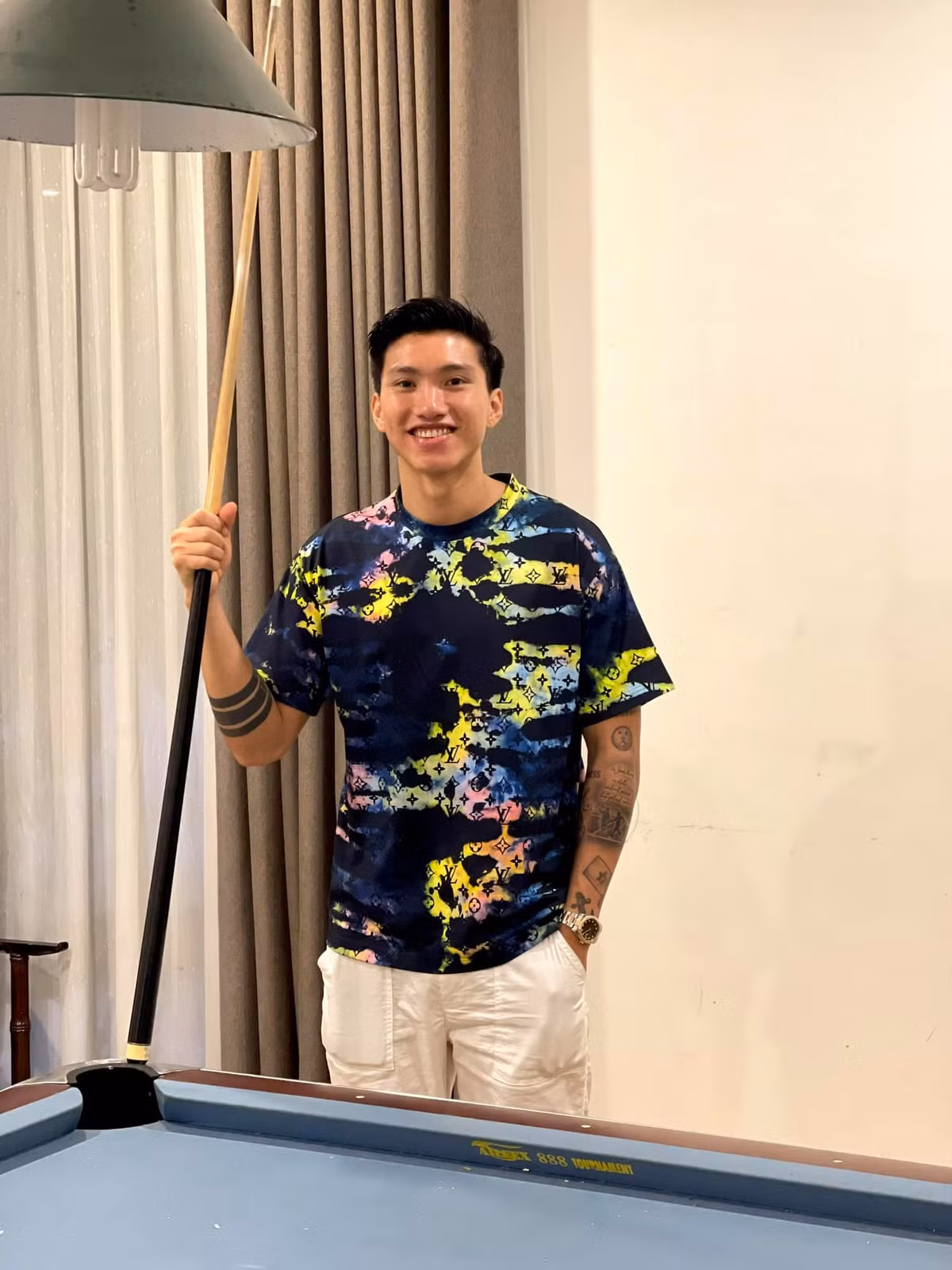 Đương nhiên, clip bắt trend của Đoàn Văn Hậu ngay lập tức được netizen thả tim tới tấp. Đặc biệt là khi cầu thủ này lộ những múi cơ săn chắc.