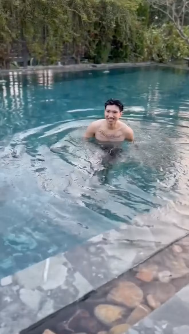 Thế nên bỏ qua việc Văn Hậu nhìn sang... phải, hội mê trai lại tập trung vào body và bờ vai vững chắc của chàng cầu thủ.