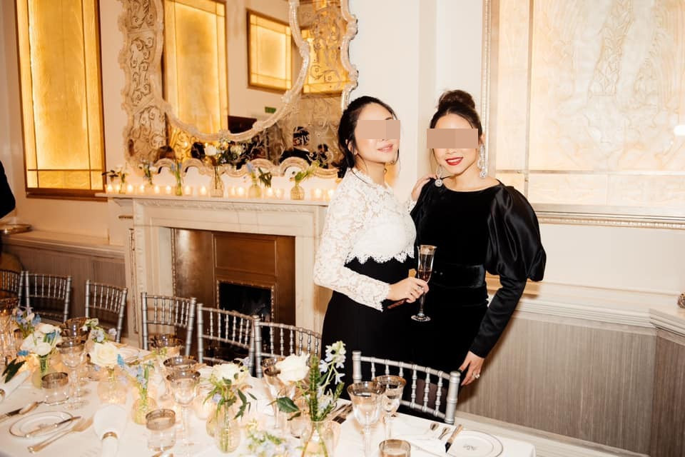 Tại nước ngoài, Nhung và chị gái tên Nga cùng nhiều bạn bè đã tụ tập tiệc tùng. Chị gái của Nhung hiện đang sống tại Châu Âu cũng đã có kết quả dương tính với COVID-19 và đang được điều trị cách ly.