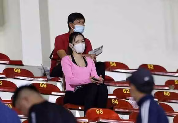 Trong trận đấu chiều qua giữa CLB Bình Định tiếp đón Hải Phòng thuộc khuôn khổ vòng 16 V-League 2022, Lâm Tây tiếp tục ra sân bắt chính. Có mặt trên hàng ghế khán đài ngày 14/9 còn có một vị khán giả đặc biệt đó là Yến Xuân.