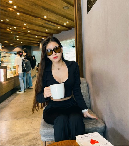 Đây là một trong những lần hiếm hoi Yến Xuân xuất hiện công khai kể từ khi Văn Lâm về nước chơi bóng.