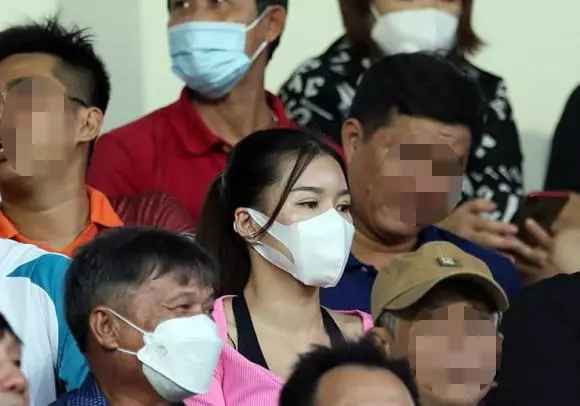 Ngay khi ký được hợp đồng với mức lương hàng trăm triệu/tháng, thủ môn Đặng Văn Lâm trở thành sự lựa chọn số 1, bảo vệ khung gỗ của đội bóng Bình Định.