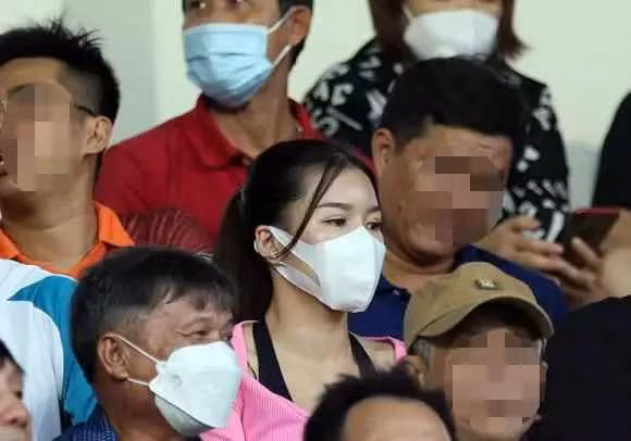 Ngay khi ký được hợp đồng với mức lương hàng trăm triệu/tháng, thủ môn Đặng Văn Lâm trở thành sự lựa chọn số 1, bảo vệ khung gỗ của đội bóng Bình Định.