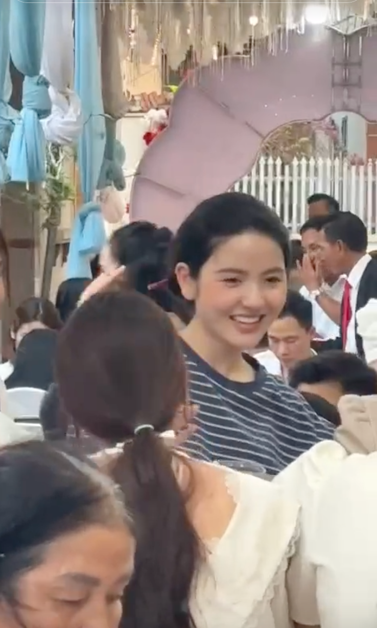 Chu Thanh Huyền rất được lòng mẹ chồng, thậm chí còn được cưng như con gái khi về làm dâu. Cũng chính bởi cách nói chuyện khéo léo, tinh tế của bà xã Quang Hải mà đi đến đâu cô cũng dễ dàng gây thiện cảm.