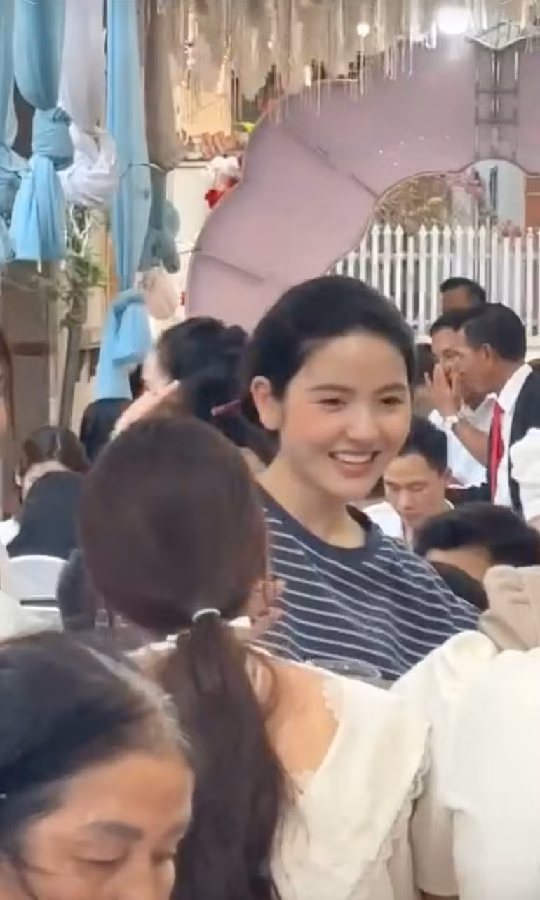 Chu Thanh Huyền rất được lòng mẹ chồng, thậm chí còn được cưng như con gái khi về làm dâu. Cũng chính bởi cách nói chuyện khéo léo, tinh tế của bà xã Quang Hải mà đi đến đâu cô cũng dễ dàng gây thiện cảm.