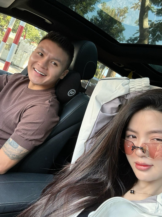 Khoảnh khắc này của Chu Thanh Huyền cũng được camera bắt trọn khiến netizen phải thả cảm xúc “haha”. Bà xã Quang Hải cũng hóm hỉnh thừa nhận: “Quen miệng cứ hô uống thôi các chị ạ”.