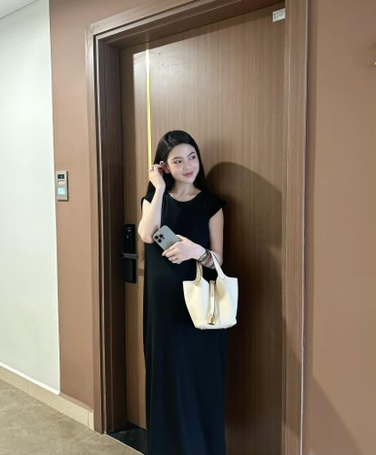 Bên cạnh đó, không ít bình luận còn nhận xét dù mới sinh con đầu lòng 4 tháng nhưng Chu Thanh Huyền đã nhanh chóng lấy lại sắc vóc, thậm chí còn nhuận sắc hơn hồi con gái.