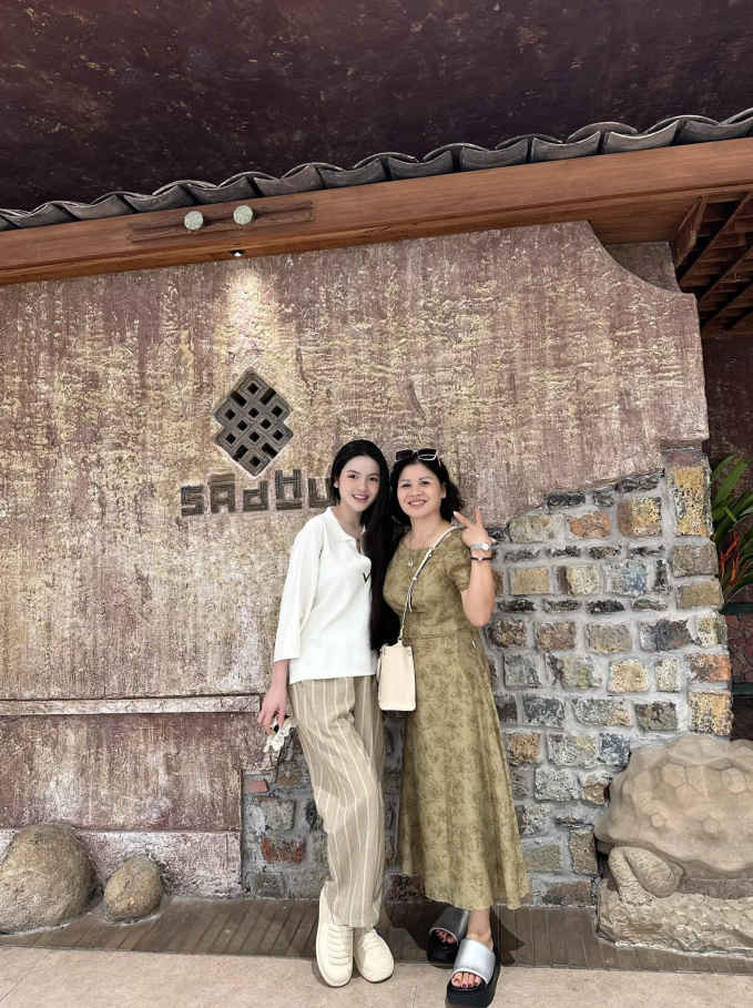 Chính sự vô tư, hài hước này của Chu Thanh Huyền lại khiến netizen có thiện cảm hơn với cô nàng, cho rằng tình huống này rất đáng yêu, “tưng tửng” đúng với tính cách của người đẹp.